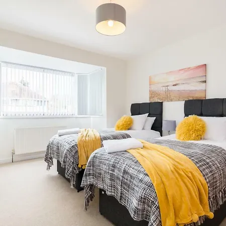 Stunning Solihull Long - 4 Bedrooms With 7 Separate Beds, 2 Baths, Garden & Driveway By Contractor