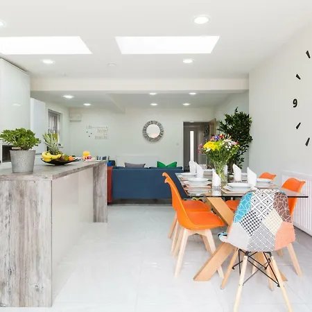 Ferienhaus Stunning Solihull Long - 4 Bedrooms With 7 Separate Beds, 2 Baths, Garden & Driveway By Contractor