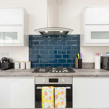 Stunning Solihull Long - 4 Bedrooms With 7 Separate Beds, 2 Baths, Garden & Driveway By Contractor
