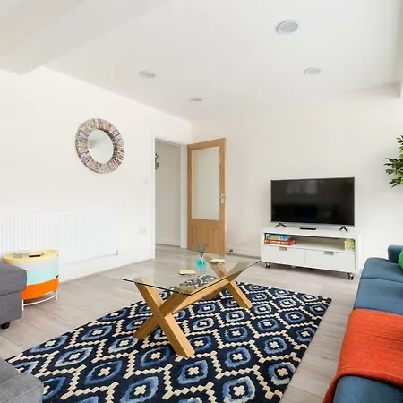 Stunning Solihull Long - 4 Bedrooms With 7 Separate Beds, 2 Baths, Garden & Driveway By Contractor