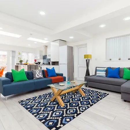 Stunning Solihull Long - 4 Bedrooms With 7 Separate Beds, 2 Baths, Garden & Driveway By Contractor *