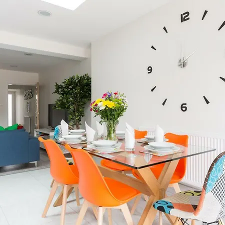Stunning Solihull Long - 4 Bedrooms With 7 Separate Beds, 2 Baths, Garden & Driveway By Contractor Birmingham