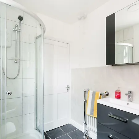 Stunning Solihull Long - 4 Bedrooms With 7 Separate Beds, 2 Baths, Garden & Driveway By Contractor